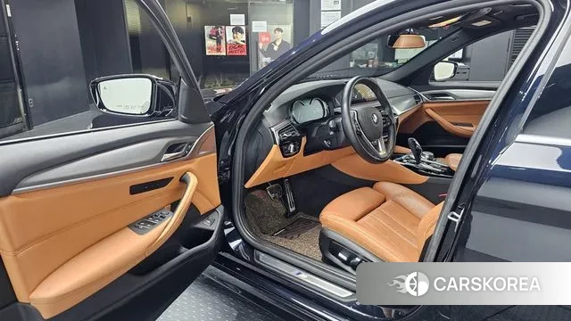 BMW 5 Series (G30) 2018 Черный из Кореи, фото 2