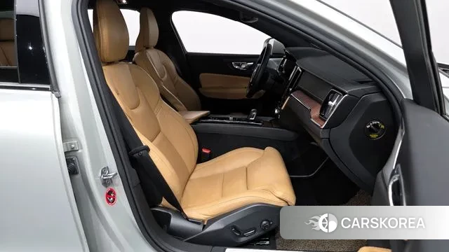 Volvo V60 Cross-Country 2nd Generation 2020 Жемчужный цвет из Кореи, фото 2