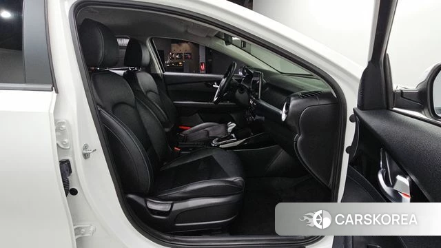 Kia The New K3 2nd generation 2024 Белый из Кореи, фото 2