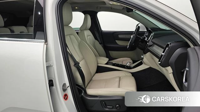 Volvo XC40 2024 Белый из Кореи, фото 2