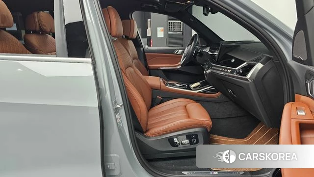 BMW X7 (G07) 2023 Светло-серебряный цвет из Кореи, фото 2
