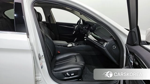 BMW 5 Series (G30) 2019 Белый из Кореи, фото 2