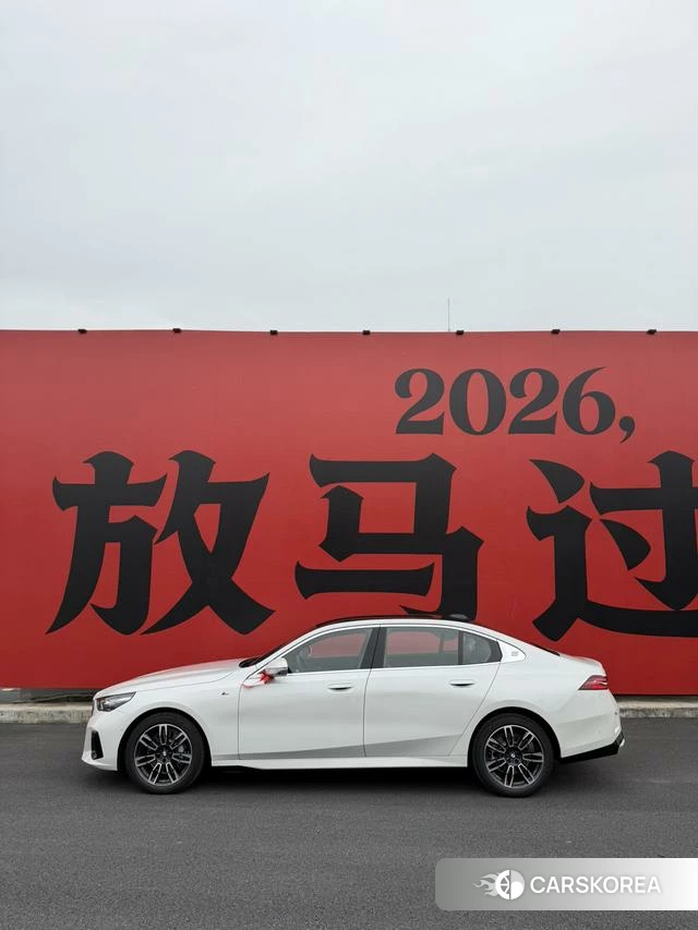 BMW 5 series 2026 Белый из Китая, фото 2