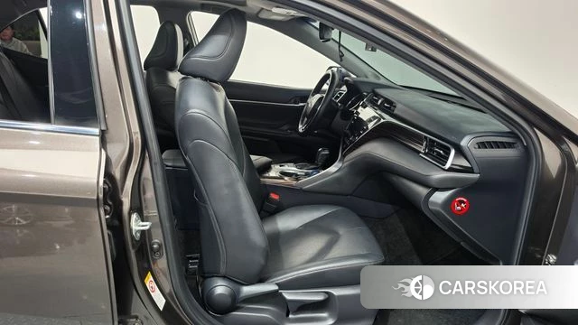 Toyota Camry (XV70) 2018 Коричневый из Кореи, фото 2