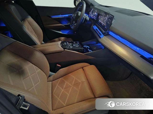BMW 5 Series (G60) 2024 Белый из Кореи, фото 2