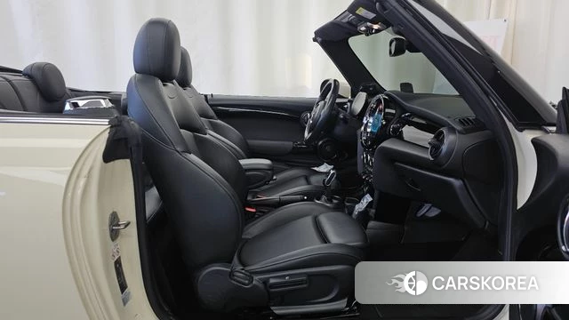 Mini Cooper Convertible 2021 Белый из Кореи, фото 2