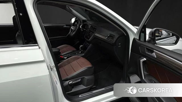 Volkswagen Tiguan Allspace 2023 Белый из Кореи, фото 2