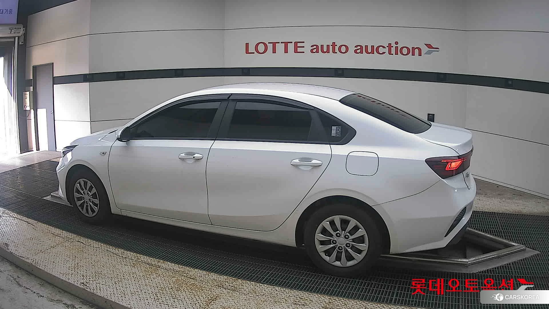 Kia K3 2022 Snow White Pearl из Кореи, фото 2