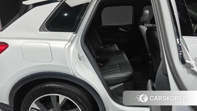 Audi Q4 e-Tron (F4) 2022 Белый из Кореи, фото 2