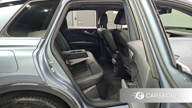 Audi Q4 e-Tron (F4) 2022 Светло-серебряный цвет из Кореи, фото 2