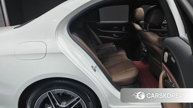 Mercedes-Benz E-Class W213 2023 Белый из Кореи, фото 2