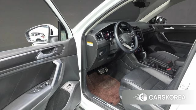 Volkswagen Tiguan second Generation 2022 Белый из Кореи, фото 2
