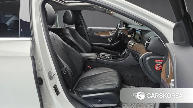 Mercedes-Benz E-Class W213 2018 Белый из Кореи, фото 2
