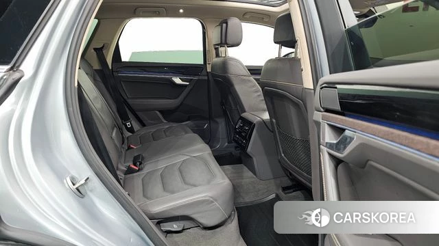 Volkswagen Touareg 3rd generation 2023 Серебряный из Кореи, фото 2