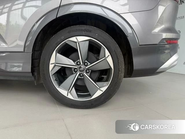 Audi Q5L 2024 Темно-серый из Китая, фото 2