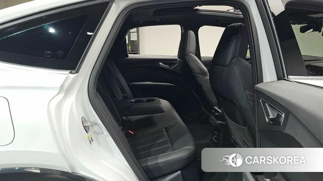 Audi Q4 e-Tron (F4) 2026 Белый из Кореи, фото 2