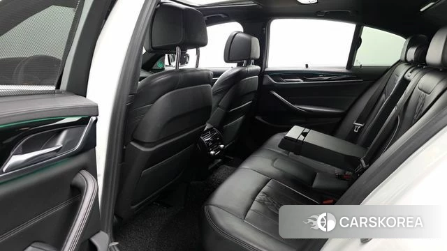 BMW 5 Series (G30) 2018 Белый из Кореи, фото 2