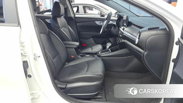 Kia The New K3 2nd generation 2023 Белый из Кореи, фото 2