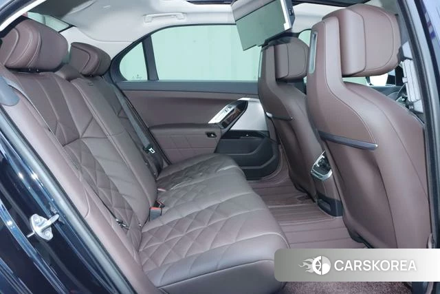 BMW 7 series 2023 Черный из Китая, фото 2