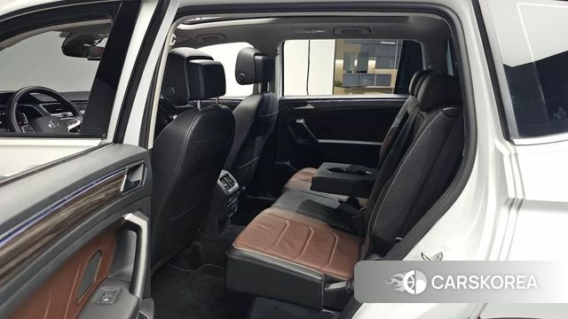 Volkswagen Tiguan Allspace 2023 Белый из Кореи, фото 2