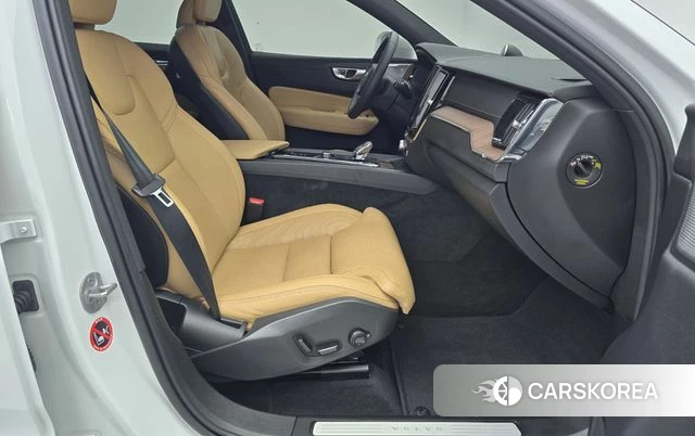 Volvo XC60 second Generation 2024 Белый из Кореи, фото 2