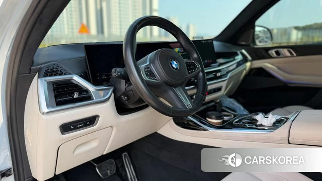 BMW X7 (G07) 2023 Светло-серебряный цвет из Кореи, фото 2
