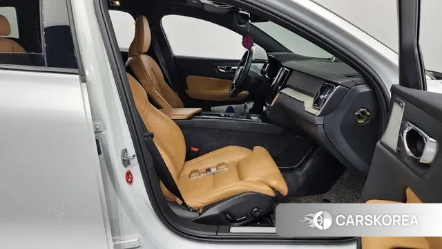 Volvo V60 Cross-Country 2nd Generation 2020 Белый из Кореи, фото 2