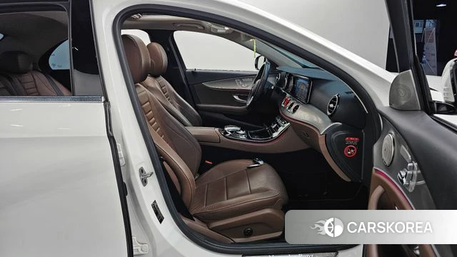 Mercedes-Benz E-Class W213 2018 Белый из Кореи, фото 2