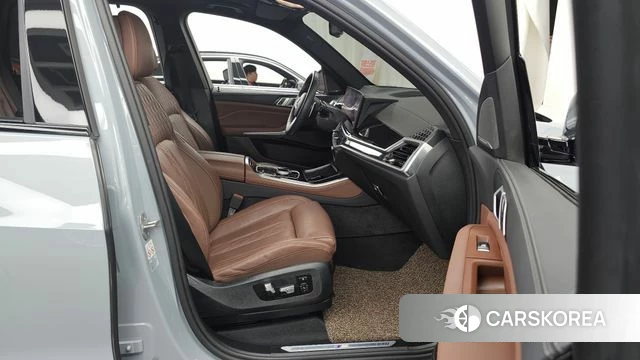 BMW X5 (G05) 2024 Светло-серебряный цвет из Кореи, фото 3