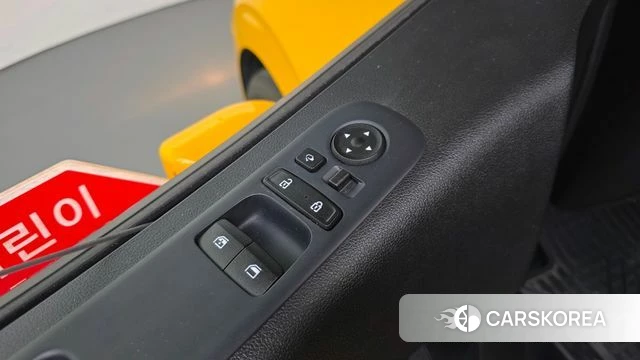 Hyundai Staria 2023 Желтый из Кореи, фото 2