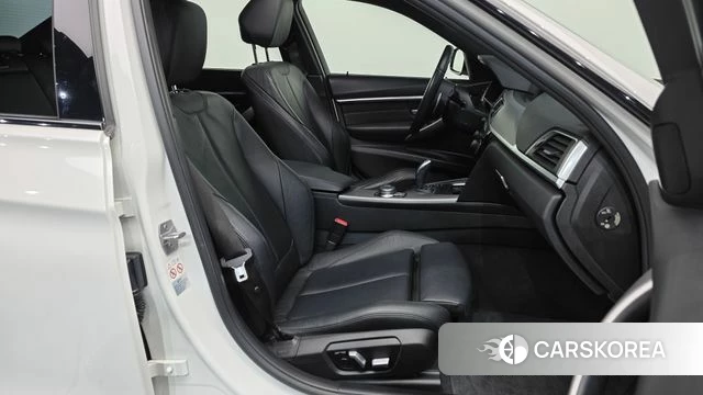 BMW 3 Series (F30) 2018 Белый из Кореи, фото 2