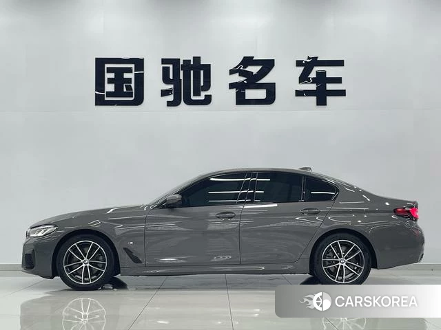 BMW 5 series 2022 Темно-серый из Китая, фото 2