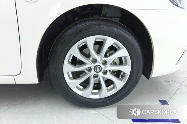 Nissan Sylphy 2023 Белый из Китая, фото 2
