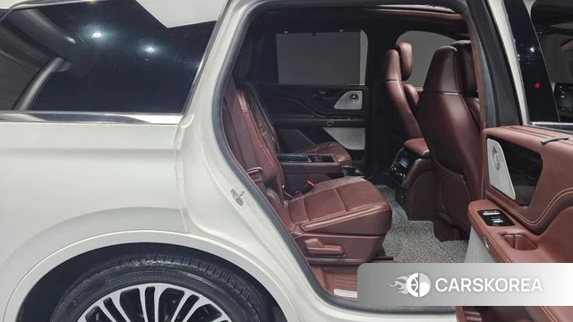 Lincoln Aviator 2nd generation 2023 Белый из Кореи, фото 2