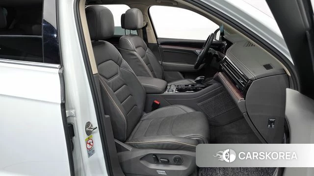 Volkswagen Touareg 3rd generation 2020 Белый из Кореи, фото 2