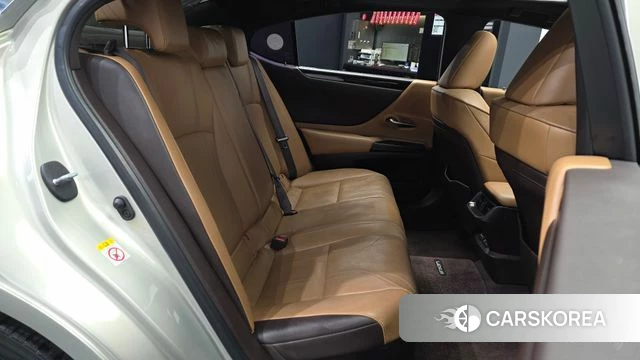 Lexus ES300h 7th generation 2019 Песочный из Кореи, фото 2