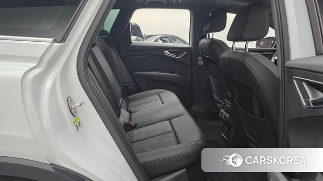 Audi Q4 e-Tron (F4) 2026 Белый из Кореи, фото 2