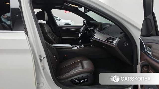 BMW 5 Series (G30) 2019 Белый из Кореи, фото 2