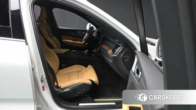 Volvo XC60 second Generation 2024 Белый из Кореи, фото 2