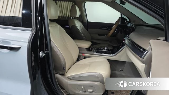 Kia Carnival 4th generation 2021 Светло-серебряный цвет из Кореи, фото 2