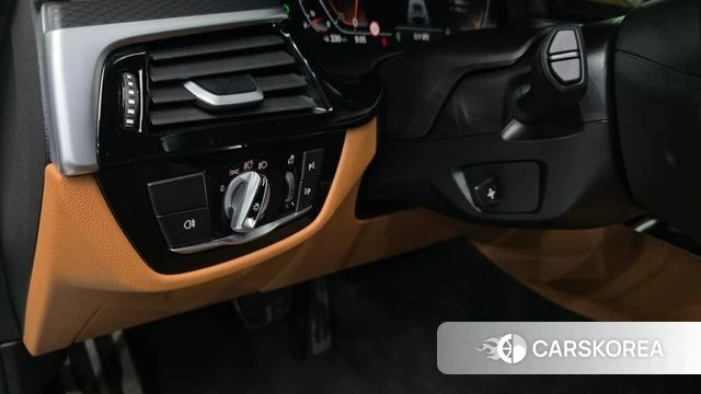 BMW 5 Series (G30) 2023 Белый из Кореи, фото 2