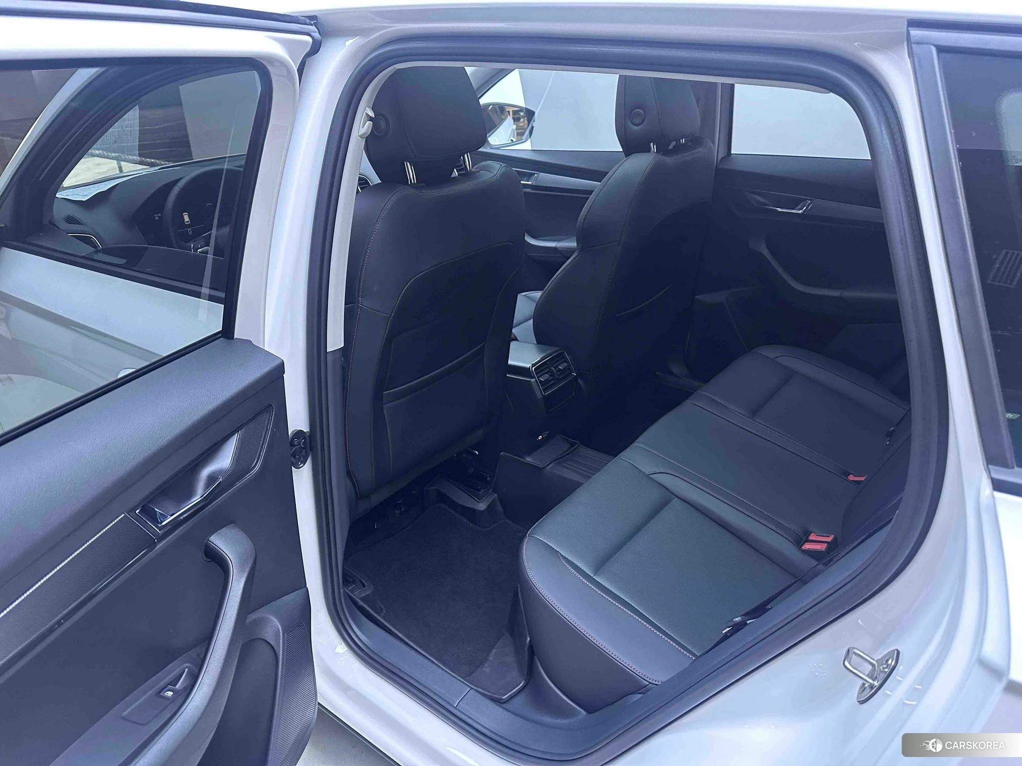 Skoda Karoq 2022 Белый из Китая, фото 2