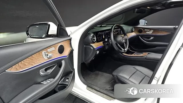 Mercedes-Benz E-Class W213 2023 Белый из Кореи, фото 2