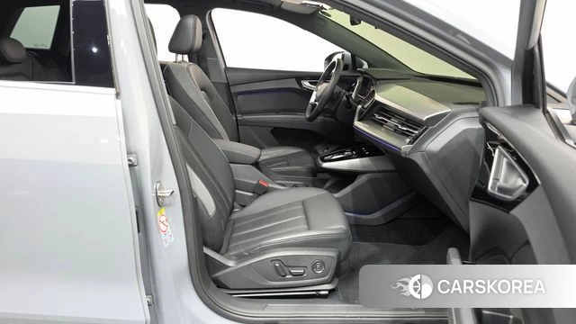 Audi Q4 e-Tron (F4) 2022 Серебристо-серый из Кореи, фото 2