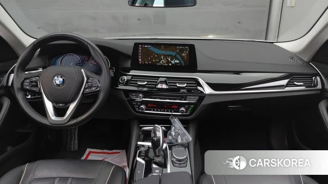 BMW 5 Series (G30) 2018 Белый из Кореи, фото 2