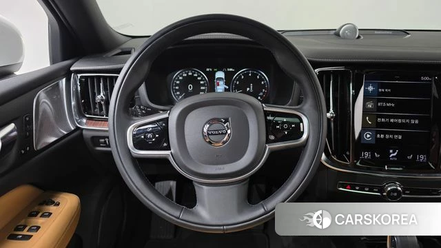 Volvo V60 Cross-Country 2nd Generation 2022 Белый из Кореи, фото 2
