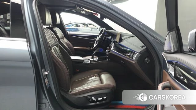 BMW 5 Series (G30) 2019 Серебристо-серый из Кореи, фото 2