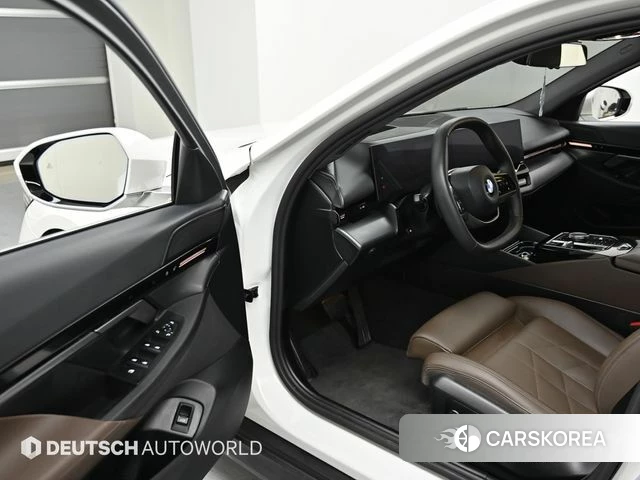 BMW 5 Series (G60) 2023 Белый из Кореи, фото 2