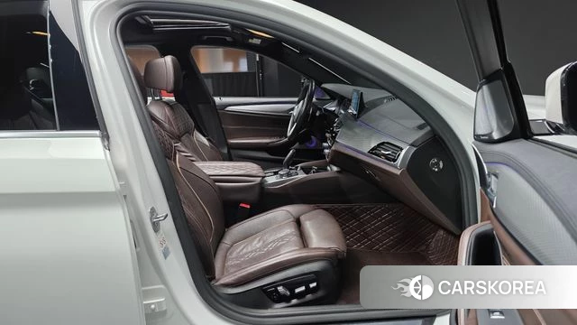 BMW 5 Series (G30) 2019 Белый из Кореи, фото 2