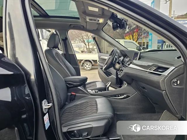 BMW X1 (F48) 2021 Черный из Кореи, фото 2